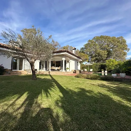 Prázdninový dům Bianca Elegant 4br Beachside Near Golf, Restaurants & Puerto Banus