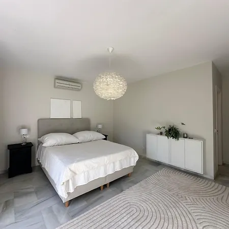 Bianca Elegant 4br Beachside Near Golf, Restaurants & Puerto Banus Prázdninový dům