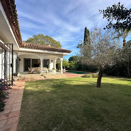 Prázdninový dům Bianca Elegant 4br Beachside Near Golf, Restaurants & Puerto Banus
