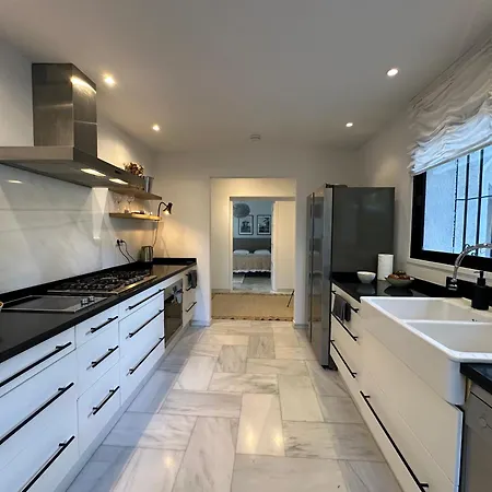 Bianca Elegant 4br Beachside Near Golf, Restaurants & Puerto Banus Prázdninový dům Estepona