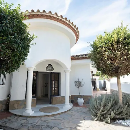 Bianca Elegant 4br Beachside Near Golf, Restaurants & Puerto Banus Estepona