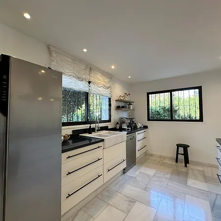 Bianca Elegant 4br Beachside Near Golf, Restaurants & Puerto Banus 別荘 *