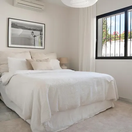 Prázdninový dům Bianca Elegant 4br Beachside Near Golf, Restaurants & Puerto Banus