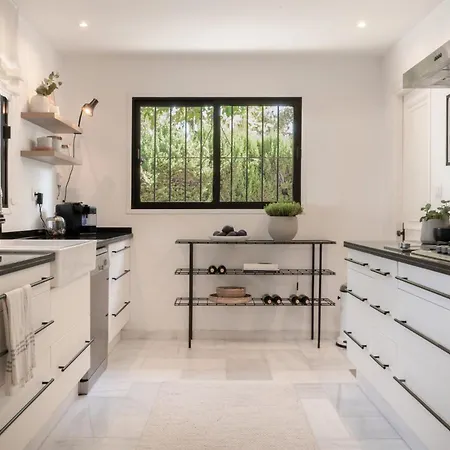 Bianca Elegant 4br Beachside Near Golf, Restaurants & Puerto Banus
