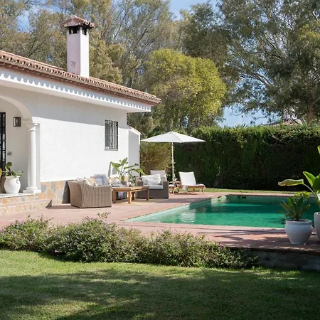 Prázdninový dům Bianca Elegant 4br Beachside Near Golf, Restaurants & Puerto Banus